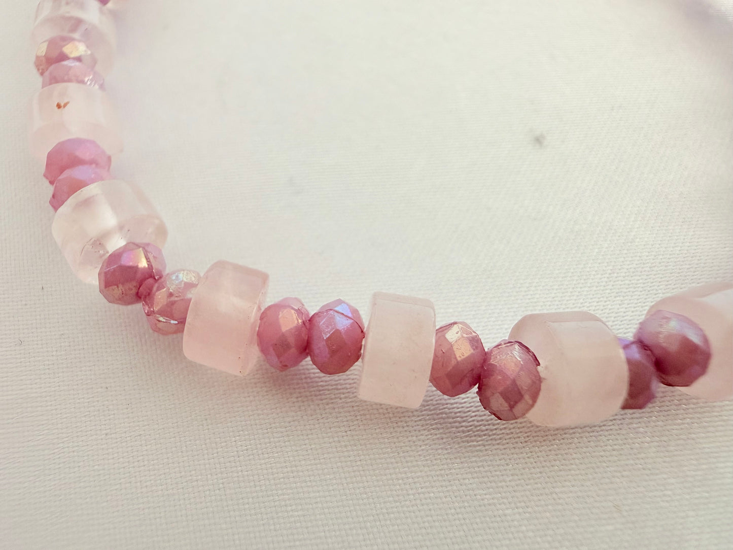 Pulsera de Cuarzo Rosado Facetado Cilíndrico con Lila