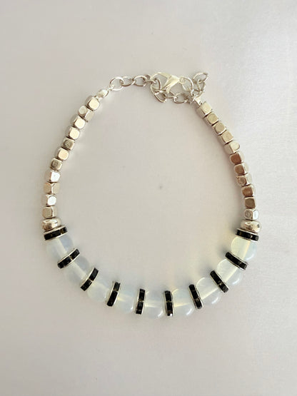 Pulsera de Piedra Luna con Cubos Plateados