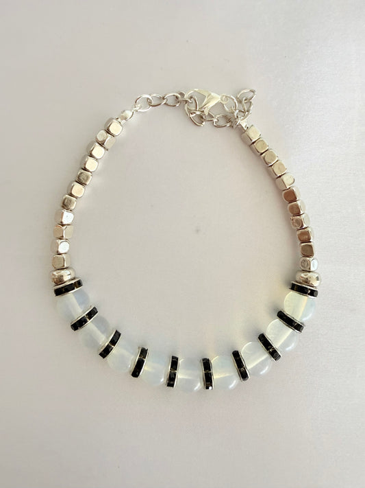 Pulsera de Piedra Luna con Cubos Plateados