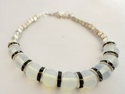 Pulsera de Piedra Luna con Cubos Plateados