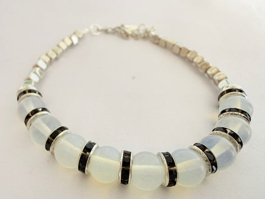 Pulsera de Piedra Luna con Cubos Plateados