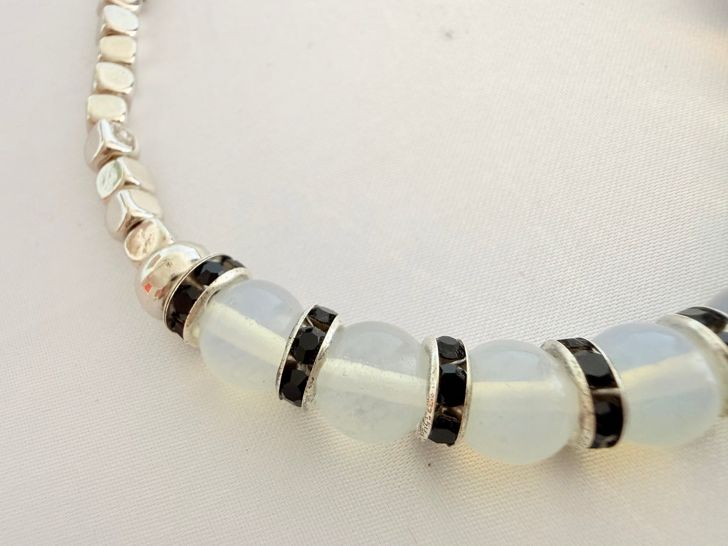 Pulsera de Piedra Luna con Cubos Plateados