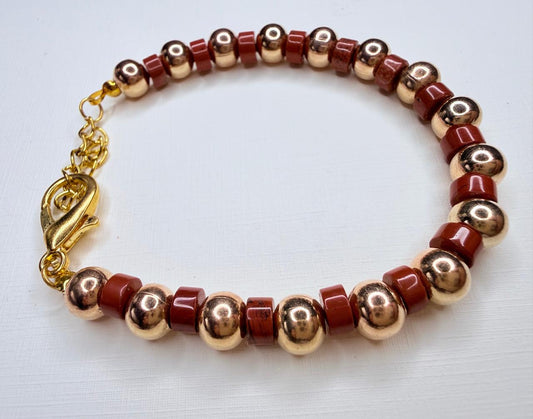 Pulsera de Jaspe Rojo con Bolas de metal doradas