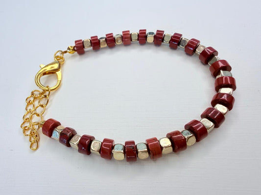 Pulsera de Jaspe Rojo con Cuadrados Metálicos Dorados